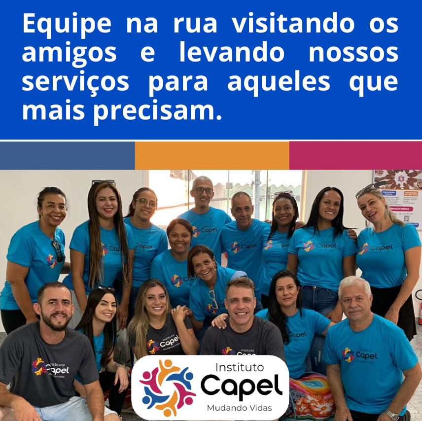 Equipe na rua visitando os amigos
